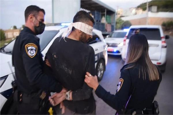 وحدة إسرائيلية تعتقل شابا من مخيم «الدهيشة»
