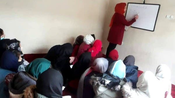 فتيات أفغانستان يواجهن حظر طالبان للتعليم بطريقة خطرة
