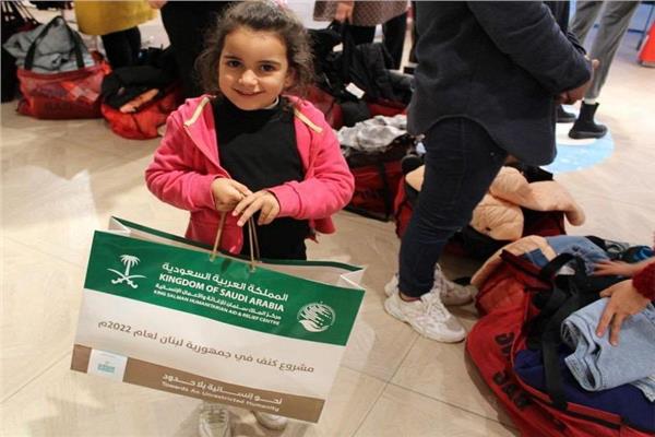 مركز الملك سلمان للإغاثة يواصل توزيع الكسوة الشتوية على أسر اللاجئين بلبنان