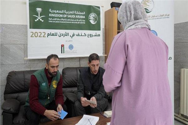 مركز الملك سلمان للإغاثة يوزع كسوة شتوية على الأسر المحتاجة بالأردن