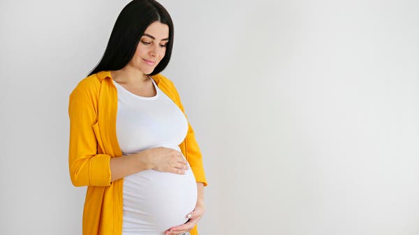 جديد العلم.. “ملصق” لمراقبة الحمل بالكامل عن بُعد
