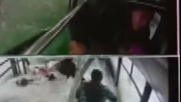 شاهد.. لحظات مرعبة لركاب سقطت بهم الحافلة في بحيرة بتركيا