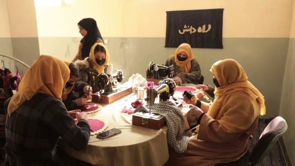طالبة جامعية أفغانية تلجأ لخياطة الملابس بعد حرمانها من التعليم