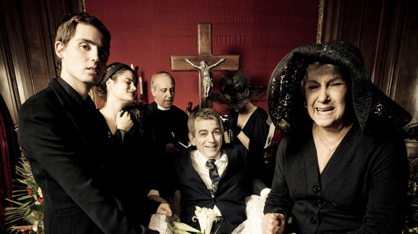 زيف وفاته لمعرفة من سيحضر جنازته.. والنتيجة كانت كارثية!