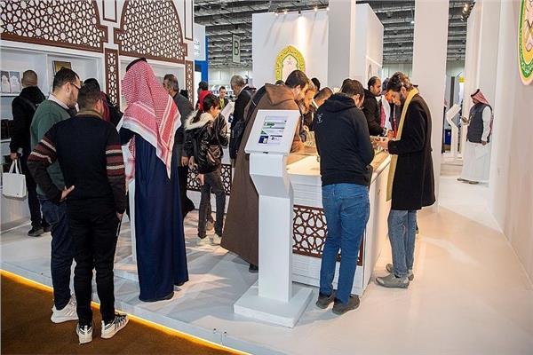 جناح “الشؤون الإسلامية” بمعرض القاهرة الدولي للكتاب يشهد إقبالًا كبيرا من الزوار