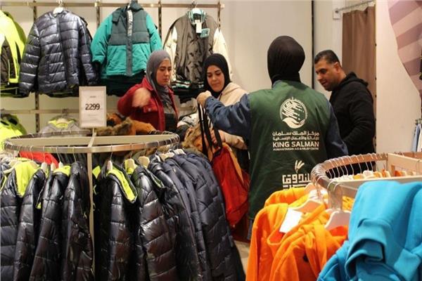 مركز الملك سلمان للإغاثة يوزع كسوة شتوية للاجئين السوريين والفلسطينيين في لبنان