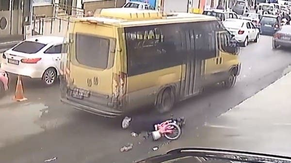 مشهد صاعق.. سيدة تنجو بأعجوبة من الموت تحت عجلات حافلة