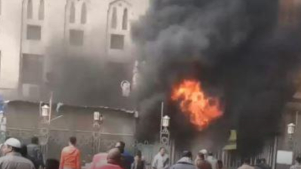 “أقسم بالله مش هاخرج”.. شهامة طبيب وسط الحريق تهزّ مصر