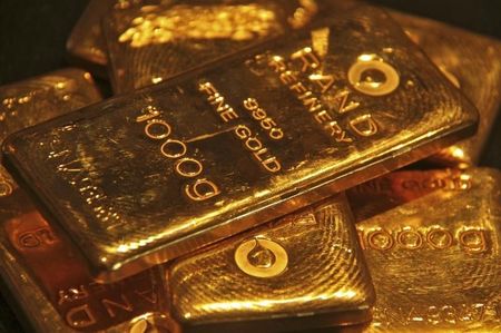 الذهب يحلق لقمة 10 أشهر.. والدولار يسقط صوب مستويات الـ 100