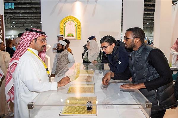 جناح «الشؤون الإسلامية» بمعرض الكتاب يوزع 30 ألف نسخة من المصحف الشريف