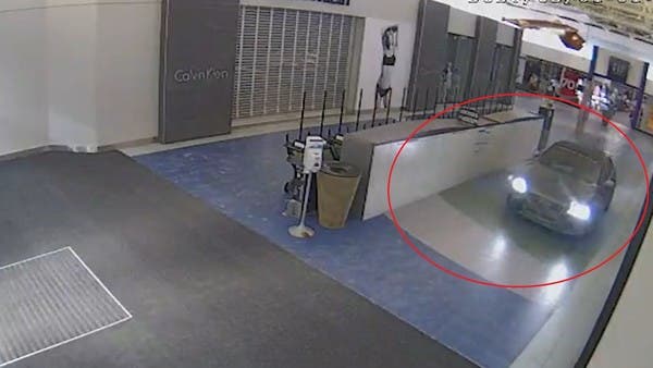 حادث سطو جنوني.. اقتحم مركزا تجاريا شهيرا بسيارة مسروقة