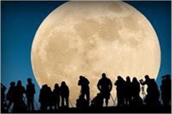 قمر الثلج يزين السماء.. الأحد