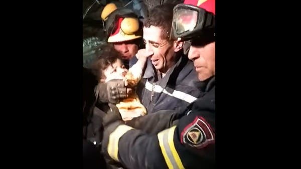 أجهش باكيا.. مشهد مؤثر لمنقذ جزائري ينتشل طفلا تركيا من الركام