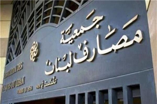 مودع يحاول اقتحام أحد البنوك اللبنانية باستخدام «شنيور» | فيديو