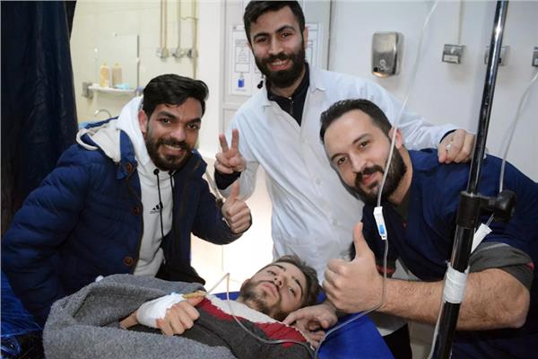 بعد 5 أيام تحت الأنقاض.. فريق إنقاذ لبناني ينتشل شابا ووالدته أحياء