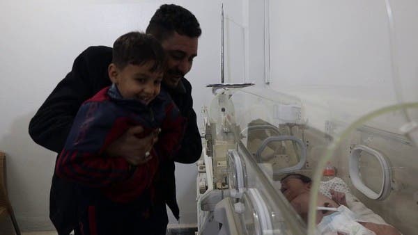 منقذ الطفلة التي ولدت تحت الأنقاض يستعد لنقلها لبيته