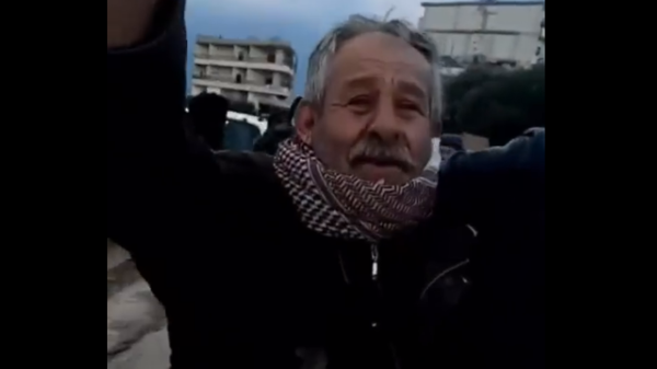 فيديو مؤثر.. مسن سوري يتفاجأ بأبنائه بعد أن حفر قبورهم