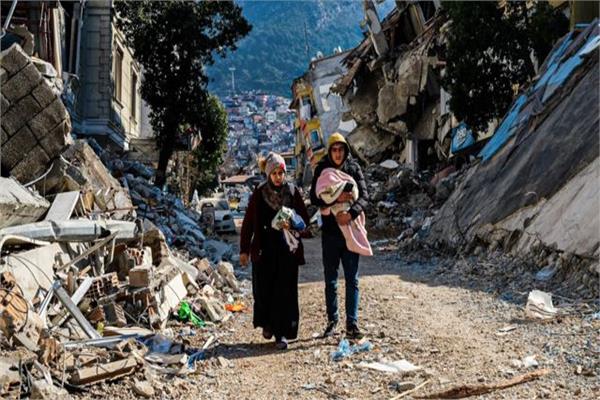 انتشال مسنّ من تحت الأنقاض بتركيا وهو يدخن سيجارة