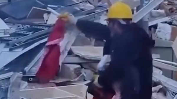 سحب معطفها من الركام.. فيديو هستيري لأب يصرخ وينادي طفلته