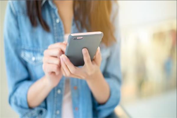 الإصابة بتصلب العضلات.. تحذير بخطورة التحديق في شاشات الهواتف الذكية