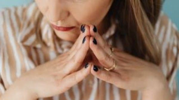 نظرية جديدة مثيرة حول لغة الجسد.. اقرأ حقيقة الأشخاص من حركاتهم