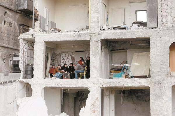 سوريون يرفضون مغادرة منازلهم المتصدعة في ‏حلب