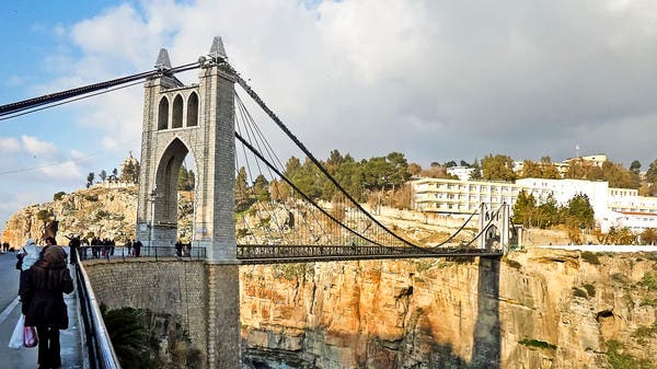 7 جسور تشد ضفافها.. مدينة عربية شيدت على صخرة تناطح السحاب