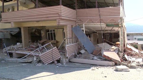 كاميرا العربية ترصد مخاطرة أتراك بإخراج أغراضهم من تحت الأنقاض