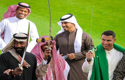 بالسيف .. رونالدو يرقص “العرضة السعودية” احتفاء بيوم تأسيس المملكة