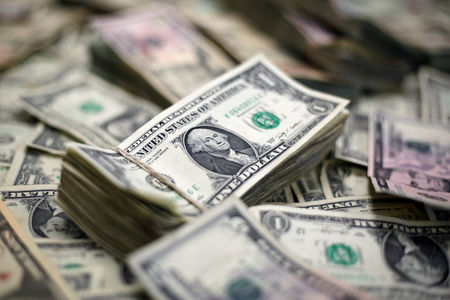 دولة عربية تعمق جراح الدولار.. خطوة جديدة نحو تقزيم هيمنة سيد العملات