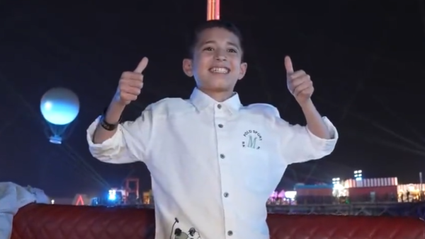 “ما مصدق جيت”.. شاهد طفل سوريا اليتيم يتنزّه في السعودية