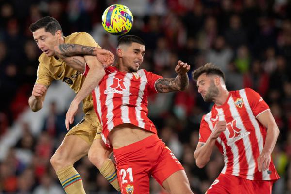 برشلونة يرفض هدية الريال ويخسر أمام ألميريا
