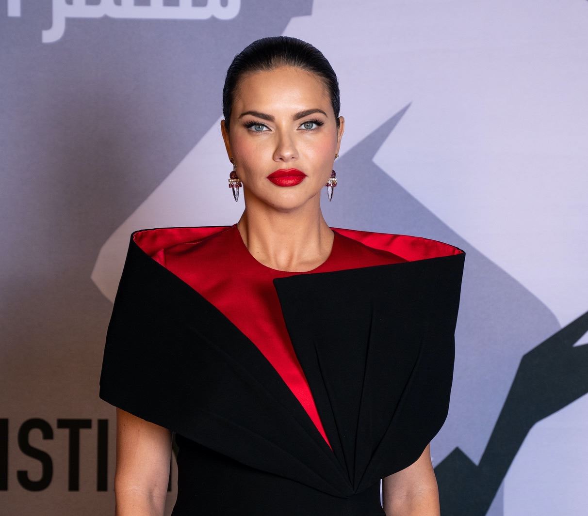 الفيفا يُعيّن أدريانا ليما سفيرة عالمية للمشجعين