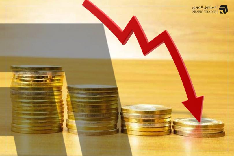 الذهب يواصل الانخفاض ويحوم حول مستوى 1800 دولار
