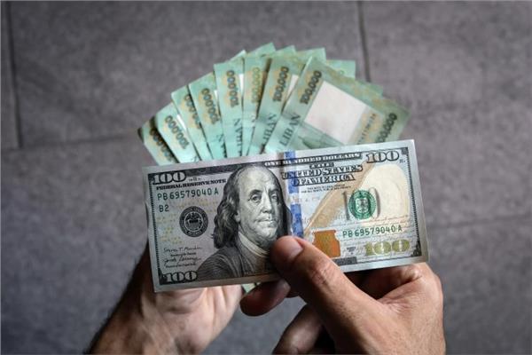 مقابل 70 ألف ليرة.. مصرف لبنان المركزى يقرر بيع الدولار نقدا