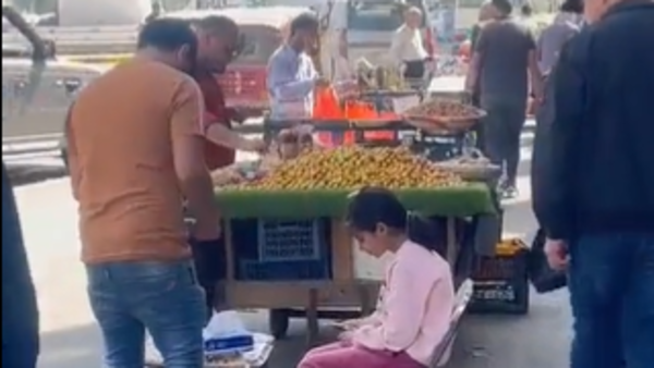 كل يوم أبوها يتركها بالشارع.. طفلة الرصيف تبكي العراقيين