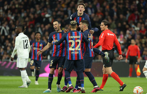 برشلونة يُطيح “الريال” في معقله بـ” النيران الصديقة” ويقترب من النهائي