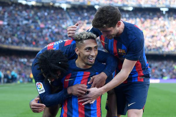 برشلونة يعود الى الانتصارات بعشرة لاعبين ويعزز صدارته
