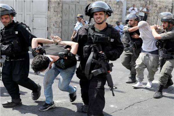 الاحتلال الإسرائيلي يعتقل فلسطينيين اثنين من مخيم في “نابلس”