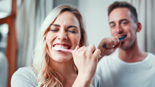 انتبهوا سريعاً.. طريقتنا بتنظيف الأسنان خاطئة تماماً