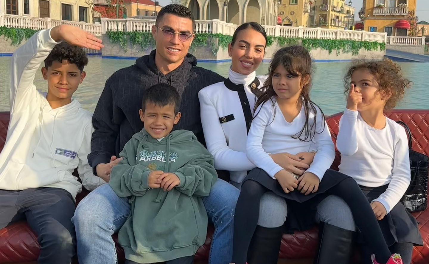 رونالدو يضع بندا غريبا في عقود موظفيه وعلى أفراد عائلته