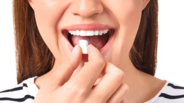 تبقى بالمعدة 7 سنوات.. هل التحذيرات حول ابتلاع العلكة صحيحة؟