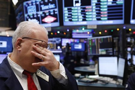 أزمة البنوك تُسقط الأسهم بقوة.. ومكاسب الذهب تصل لـ 2% والدولار في القاع