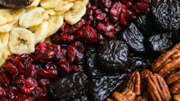 قبيل رمضان.. نصائح للنجاة من الغش عند شراء الفواكه المجففة 