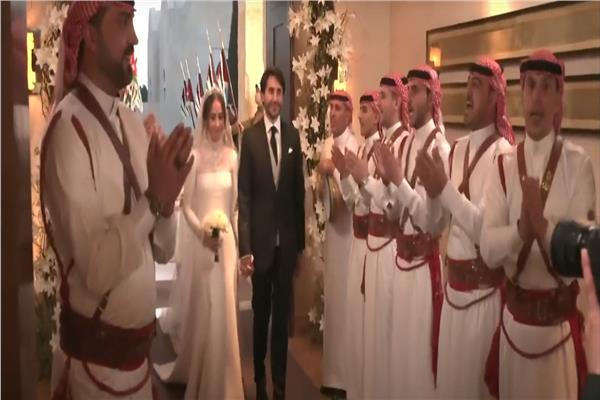 فرقة فلكلور شعبي تشارك في زفاف الأميرة إيمان