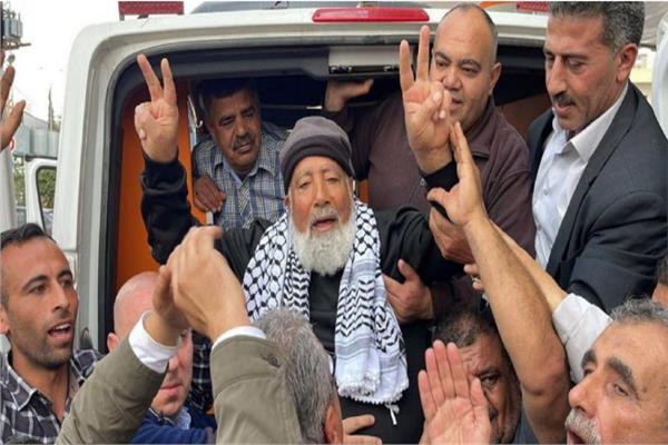 الإفراج عن شيخ الأسرى الفلسطينيين فؤاد الشوبكي | صور