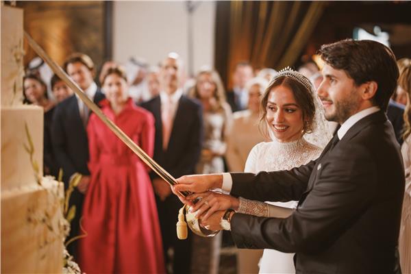 الملكة رانيا تنشر صورًا جديدة من عقد قران الأميرة إيمان ابنة العاهل الأردني
