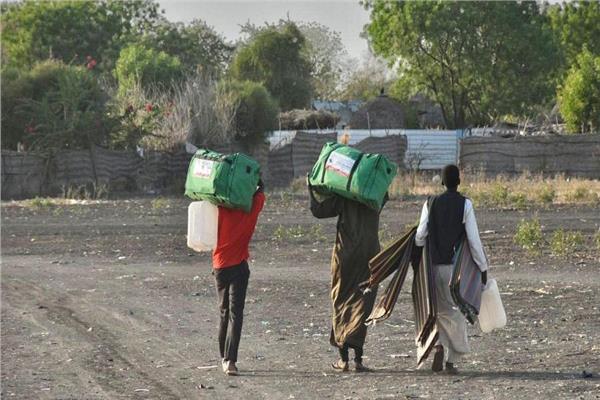 مركز الملك سلمان للإغاثة يوزع حقائب إيوائية في ولايات وقرى السودان