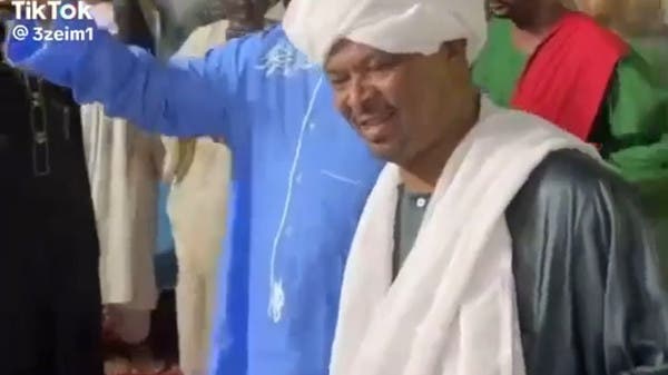فيديو لنثر الأموال بين رجلي دين شهيرين.. يشغل السودانيين