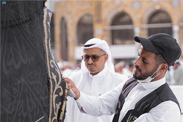 صيانة كسوة الكعبة المشرفة استعدادًا لشهر رمضان المبارك.. صور